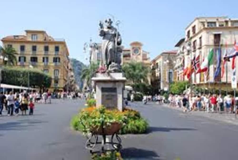 Guest House Emily Suites Sorrento Exterior foto